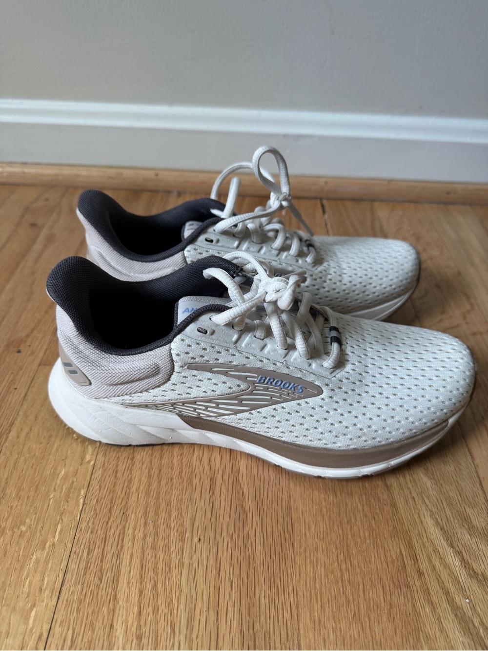 Brooks Women's Anthem 6 Athletic Running Shoes - Picture 3 of 7